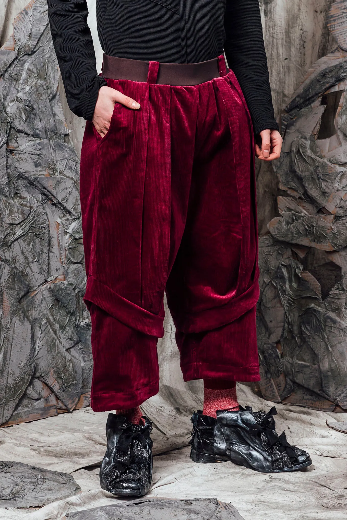 AW24 PLICA DOUBLE CUFF PANTS - CURRANT